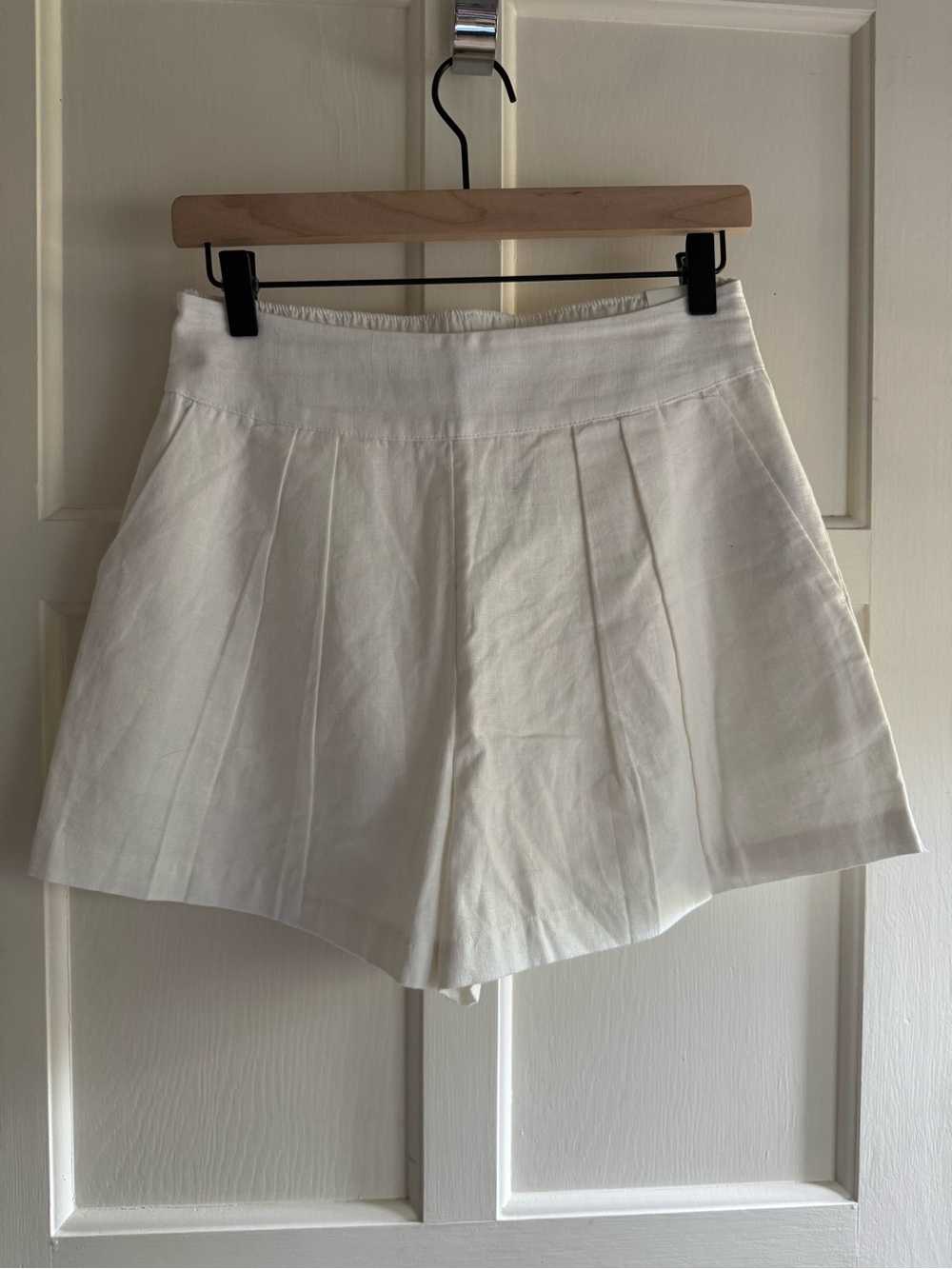Abercrombie & Fitch White High-Waist Pleated Shorts